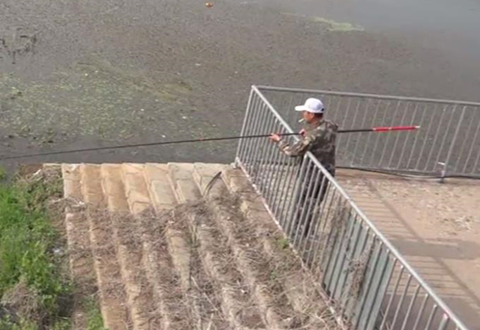 三本先生 河道水草处点钓黑鱼 四 [视频]