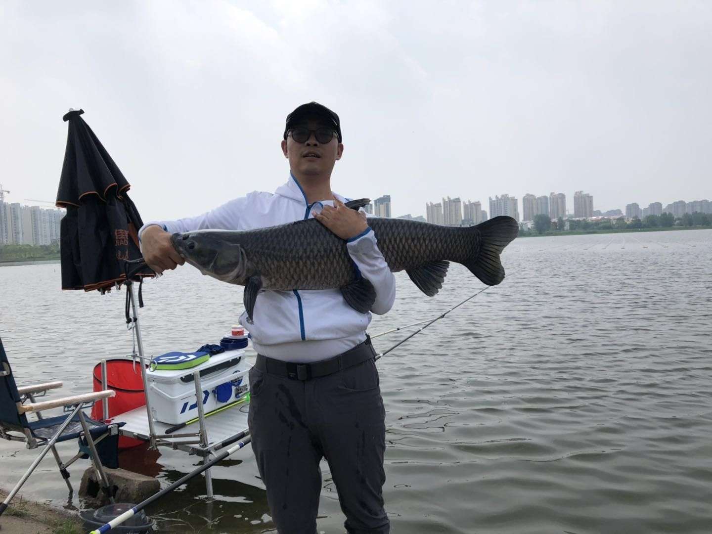 白条杀手  白条游钓库战大青鱼 9米长杆拉的呼呼响  [视频]