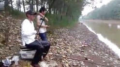 野河爽钓一条42斤的大青鱼 [三集视频]