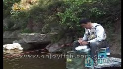 新手竿钓鱼200问：128如何拉饵 [视频]