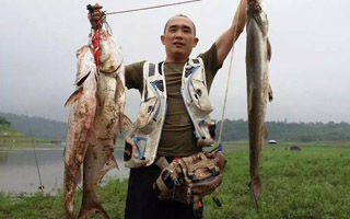 长寿湖疯狂的路亚 连中三条米级大翘嘴