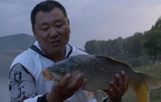 钩尖江湖第一季57 小崔散饵连竿钓大鲤鱼 [视频]