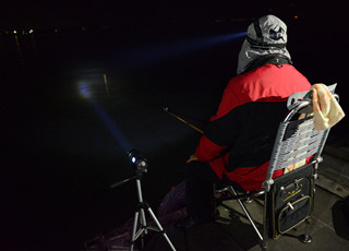 夏季夜钓找钓点找鱼的技巧和注意事项