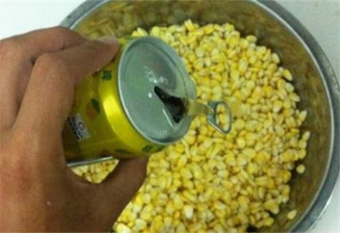 自制钓草鱼鲤鱼的菠萝啤酒玉米饵料配方