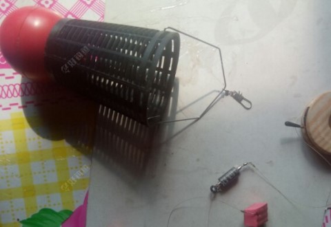 羽毛球形打窝器与线组快速连接的技巧贴
