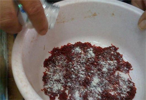 红虫拉饵的2种制作方法