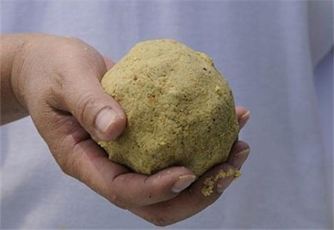 钓草鱼的必杀技巧:“夹心”饵料