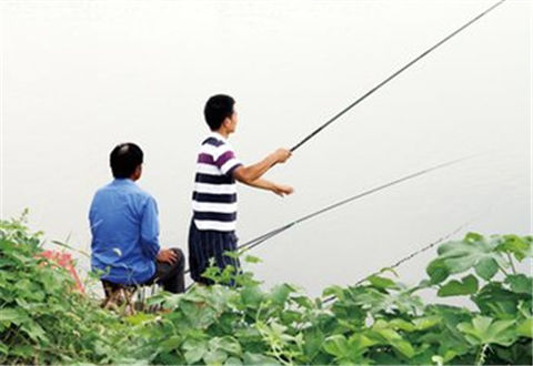 夏季钓鱼,看好天气再出钓