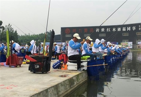 快乐垂钓黑坑争霸赛开赛，300余名钓鱼高手同场竞技