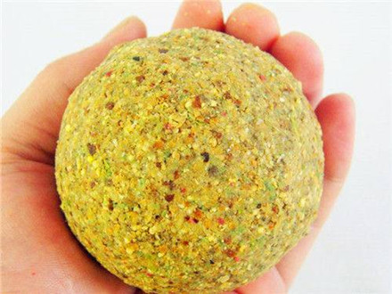 野钓开饵,注意这3点才更好诱鱼上钩!