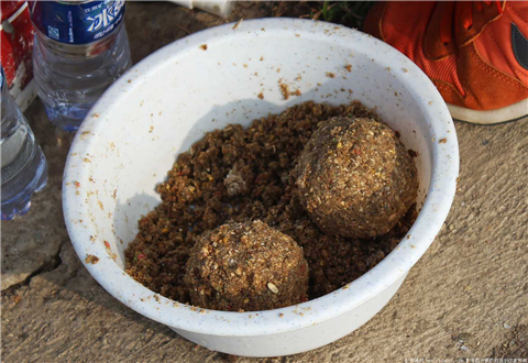夏季打窝钓鱼,绝对少不了这款快速诱鱼聚鱼的窝料配方