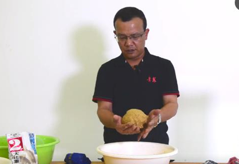 饵熟能详 浑浊水域或气压低 可用这款鲤鱼搓饵制作 [视频]