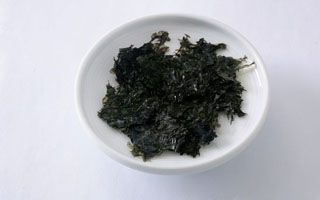 钓草鱼、鲤鱼的紫菜饵料使用技巧