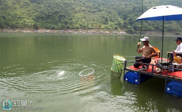 夏天用手竿在江河垂钓的四个技巧