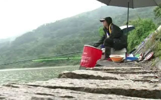 《涉钓英雄传》探钓青龙溪石斑 加15斤单尾任务 [视频]