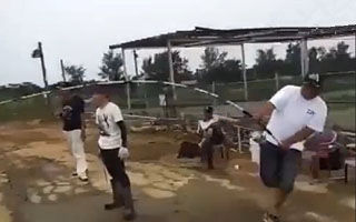 实拍钓友在坑塘搏击百斤石斑鱼
