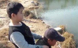 陪父亲钓鱼，带儿子钓鱼后……