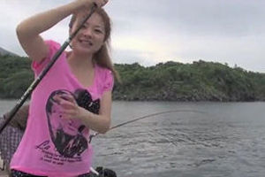 美女体验樱岛风情 提竿上阵战鲅鱼 [视频]