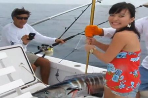 漂亮女孩深海船钓中获大型刺鲅鱼 [视频]