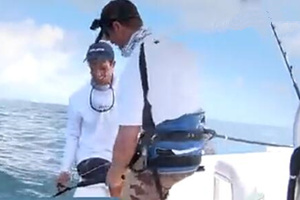 海钓艰难钓起歌利亚石斑鱼 [视频]