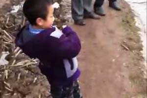 稚嫩小孩路亚鲶鱼 遛不上岸他怒了 [视频]
