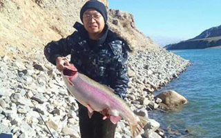 黄河路亚开门红 首杆擒获24斤野生虹鳟鱼