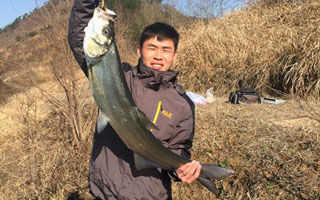 开年重游梅山水库 路亚首竿斩获亚米级翘嘴