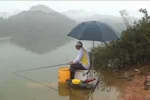 《涉钓英雄传》浮钓黄尾对抗赛 雨中水库战不休 [视频]
