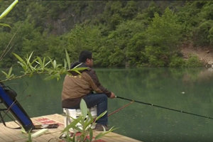 《渔乐工作站》湖北行之宜昌 河中野钓打窝方法 [视频]