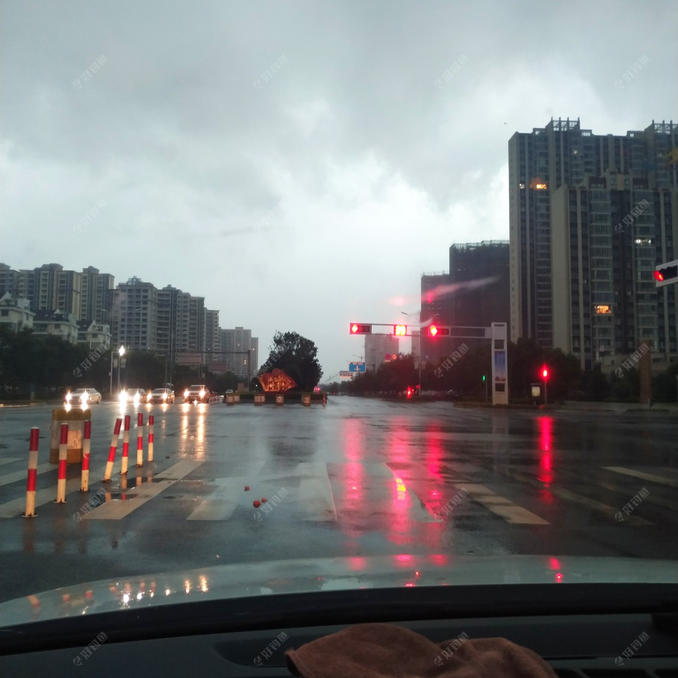 雨中作钓 几尾白条