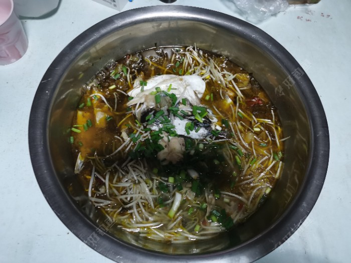穿平台中奖钓鱼服露脸，喜提白鲢一尾
