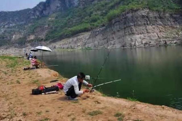 试试3个狠招,翘嘴鱼钓了一条又一条