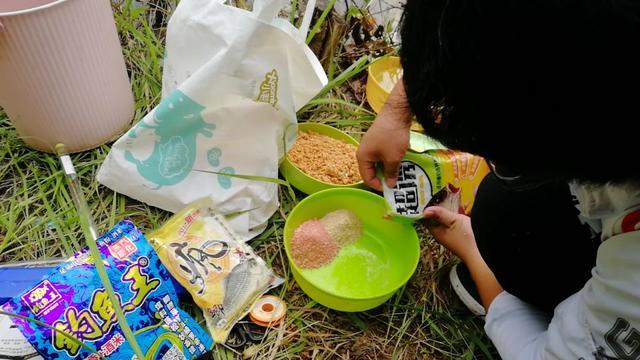 这才是野钓开饵五要素:香,甜,软,粘,弹