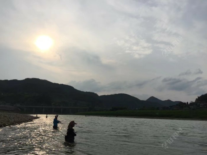 你问我什么叫幸福,我或许回答不上来,但此时此刻的我,觉得自己很幸福,幸福是一种感受,就像盲人看到了世界,饥饿得到了面包,而我们钓鱼人坐到水边就是一种幸福。