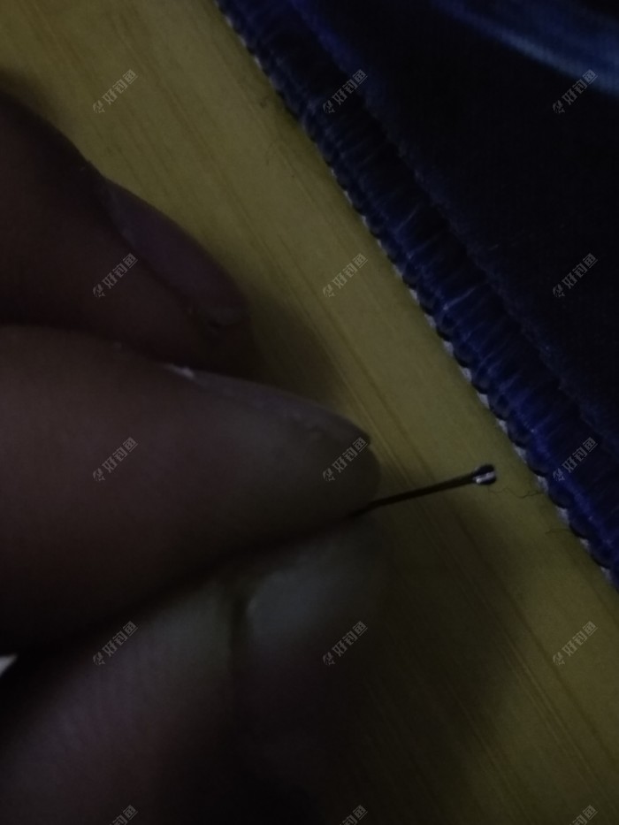 来两张特写,哈哈,主要就是想介绍一下,这个钩子是带线槽的,对于绑钩固定子线是非常不错的,而且特别锋利,用的时候要小心,我就被扎了好几次