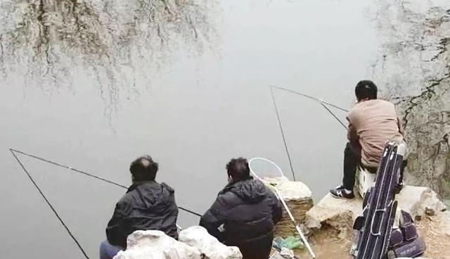 冬季钓鱼,开饵时加几滴油,饵料入水鱼儿抢着吃