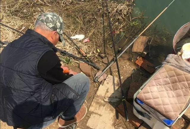 蚯蚓是新手用的?用蚯蚓钓鱼却被看不起,最后鱼获啪啪打脸